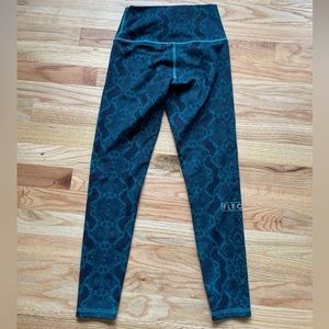 Fleo 25” snakeskin pattern - silky silk material